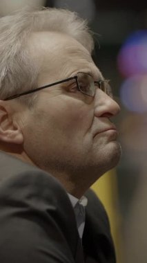 Düşünceli ve düşünceli bir iş adamı meslektaşlarıyla yaptığı önemli bir toplantıda derin düşüncelere dalmıştır.