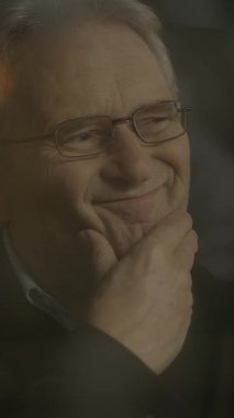 Yaşlı bir adam derin bir düşüncelere dalmış, önemli bir duygusal düşüncelere dalmış.