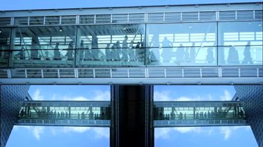 Şehirli banliyö sakinlerinin çabukluğunu gözler önüne seren şık ve modern bir cam yürüyüş yolu.