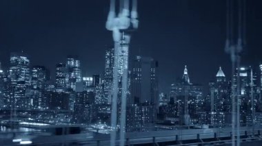 Canlandırıcı bir şehir siluetinin nefes kesici ve çarpıcı gece manzarası, şehir ışıklarını ve enerjik enerjiyi gözler önüne seriyor.