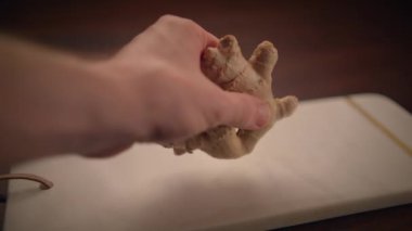 Ahşap bir yüzeyde duran boş bir etiket, çeşitli yaratıcı projeler için mükemmel, görevleri etiketlemek ya da fikirleri damgalamak için.