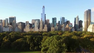 New York şehrinin arka planında gökyüzü olan Central Park 'ın havadan görünüşü şehir manzarasının güzelliğini vurguluyor.