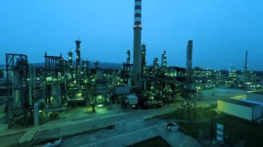Petrol rafinerisi geceleri çok etkileyici. Endüstriyel altyapıyı aydınlatan aydınlatılmış yapılar var.