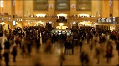 Grand Central Terminali 'nde canlı ve hareketli bir sahne. Şehir seyahatinin gerçek özünü güzel bir şekilde yansıtıyor.