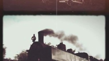 Nostaljiyi ve demiryolu seyahatinin altın çağını temsil eden dumanlı klasik bir buhar lokomotifi..