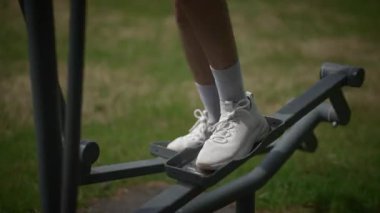 Açık havada spor ayakkabısı kullanan, aktif bir yaşam tarzını kucaklayan bir bireye kısa bir bakış.