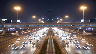 Gece göz kamaştırıcı ve hareketli bir şehir. Yoğun trafik ile dolu ve sokak lambalarıyla güzelce aydınlatılmış.