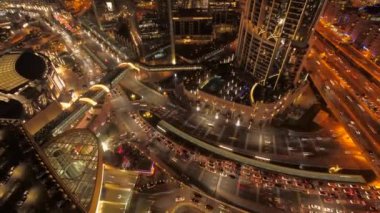 Nefes kesen bir hava manzarası, hareketli bir şehri gece gözler önüne seriyor. Parlak ışıklar ve yoğun trafik ışıklarıyla aydınlanıyor.
