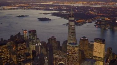 Günbatımında ikonik gökdelenler ve parıldayan nehirlerle New York şehrinin havadan görünüşü çarpıcı bir manzara yaratıyor.