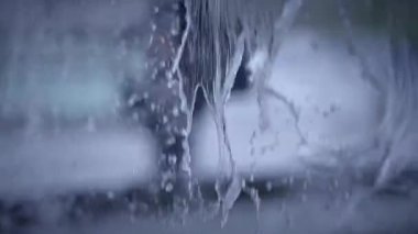 Pencerelerden süzülen yağmur damlalarının huzurlu görüntüsü dış dünyanın güzel bir şekilde bulanık etkisini yaratıyor.