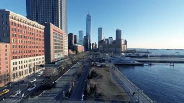 Güneşli bir günde Manhattan 'da Özgürlük Kulesi ve Hudson Nehri' nin nefes kesici panoramik manzarası.