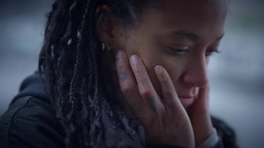 Genç bir kadın, narin ve huzurlu bir ortamda hassasiyetini ve duygularını göstererek derin bir şekilde yansıtır.