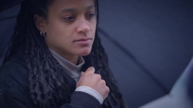 Düşünceli bir insan büyük bir şemsiyenin altına sığınır, içgözlem ve yansımada derinlerde kaybolur.