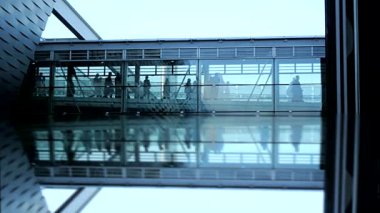 Etkileyici mimarisi, yansımaları ve çeşitli insanların geçtiği modern bir şehir geçidi.