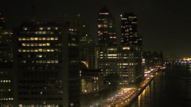 Geceleri aydınlık gökdelenler ve işlek caddelerle New York 'un parlak manzarası çarpıcı bir manzara yaratıyor.