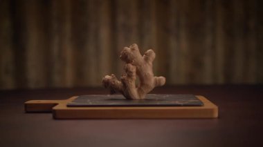 Tamamen doğal malzemelerden yapılmış, ahşap bir tahtaya yerleştirilmiş güzel bir sanat eseri.