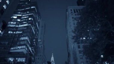 Çarpıcı bir gece manzarası, ikonik ve tarihi Chrysler Binası da dahil olmak üzere canlı gökdelenler sergiliyor.