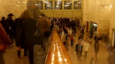 Grand Central Terminali 'nde hareketli bir sahne, New York' un kalbinde canlı enerji ve hareket sergiliyor..