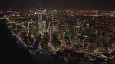 Nefes kesen bir gece manzarası harika bir şekilde New York şehrinin göz kamaştıran gökyüzünü gösteriyor.
