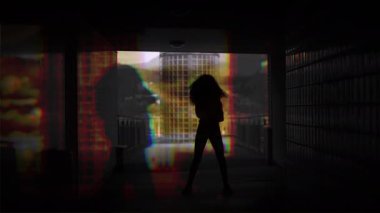 Göz alıcı bir siluet loş bir koridorda canlı yansımalara karşı, hareket ve duyguyu yakalıyor..