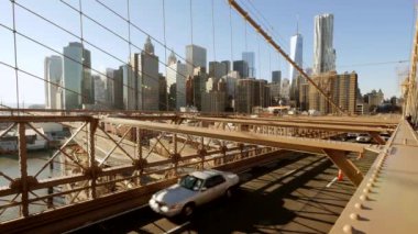 Güneşli bir günde ikonik Brooklyn Köprüsü 'nden New York şehrinin ufuk çizgisinin tadını çıkarın.