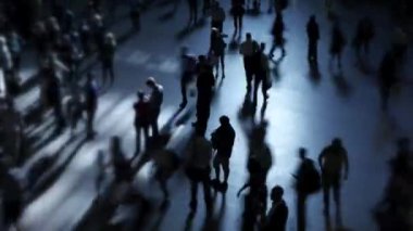 Hava görüntüsü, büyüleyici düşük ışık ortamında dramatik gölgeler oluşturan çok sayıda kalabalığı yakalıyor.
