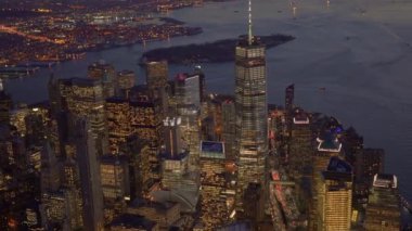 NYC 'nin gökyüzü gece aydınlandı, ikonik binalar ve parlak ışıklar sergilendi..