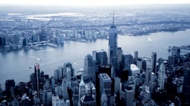 Bu hava görüntüsü ikonik New York gökdelenlerini ve yakınındaki Hudson Nehri 'ni aydınlatan gökyüzünü yakalıyor.