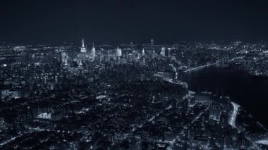 Bu nefes kesici gece çekimi New York şehrinin göz kamaştırıcı, aydınlık siluetini güzel bir şekilde gözler önüne seriyor.