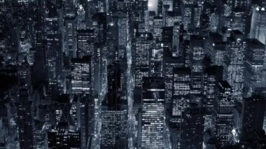 Havadan çekilen nefes kesen bir görüntü canlı bir gece manzarası sergiliyor. Etrafı pırıl pırıl, parıldayan ışıklarla dolu.