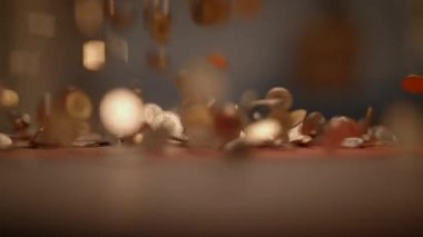 Parlak paraların yakın plan çekimi aşağı doğru çağlayarak hareket halindeki para biriminin büyüleyici bir görsel temsilini yaratır.