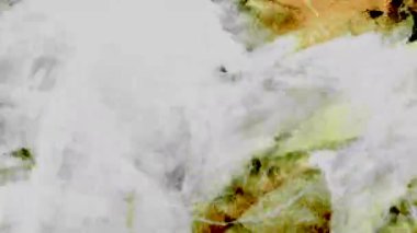 Çarpıcı bir gölge oyunu ve güzel sıcak toprak renkleri gerçekten büyüleyici bir görsel yaratıyor.