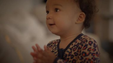 Neşeli bir çocuk sevinçle alkışlar, masumiyetlerini ve meraklarını neşeli, mutlu bir atmosferde gösterir.