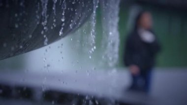 Huzurlu ve sakin bir sahne derin düşüncelere dalmış uzak bir figürün yanında akan suyun güzelliğini yakalar.