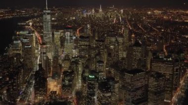 Nefes kesici ve çarpıcı bir gece manzarası ikonik New York siluetini ve parlak ışıklarını güzel bir şekilde sergiliyor.
