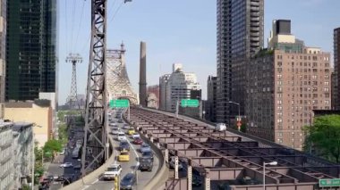 Trafiğin, taksilerin ve yüksek binaların hareketli koşuşturmasını gösteren inanılmaz yoğun bir şehir manzarası.