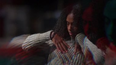 Düşünceli bir birey, yumuşak ve huzurlu bir ortamda derin bir yansımaya daldırılır.