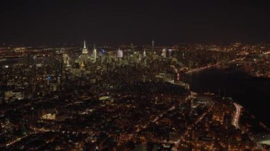 New York şehrinin nefes kesen gökyüzü gece aydınlandı ve simgesel simgeler sergilendi..