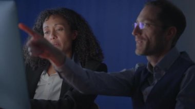 Çok çeşitli bir ekip, modern teknolojiyi kullanan önemli bir proje üzerinde işbirliği içinde çalışıyor.