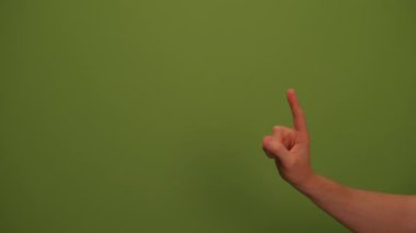 Bir el dinamik olarak çeşitli medya ve reklam uygulamaları için mükemmel olan canlı yeşil bir ekrana işaret eder.