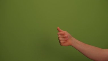 Çeşitli medya uygulamaları için ideal, canlı yeşil bir arkaplan üzerinde hareket eden bir elin yakın çekimi