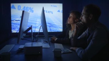 Modern ofiste çalışan çok ırklı kadın ve erkeklerden oluşan borsa komisyoncusu satış ekibi. Yüksek kalite 4k görüntü