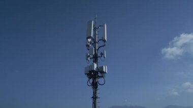 5G İletişim Anten Kulesi Cep Telefonu Sinyali Kablosuz İletimi. Yüksek kalite 4k görüntü