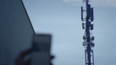 5G İletişim Anten Kulesi Cep Telefonu Sinyali Kablosuz İletimi. Yüksek kalite 4k görüntü