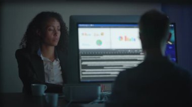 Modern ofiste çalışan çok ırklı kadın ve erkeklerden oluşan borsa komisyoncusu satış ekibi. Yüksek kalite 4k görüntü