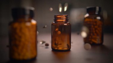 Bu şık kehribar şişeleri çeşitli sağlık maddelerini zarifçe sergiliyor, onları sağIık teması için mükemmel yapıyor.