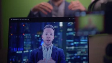 Genç yakışıklı içerik yaratıcısı canlı yayında koçluk videosunda takım elbise giyiyor.