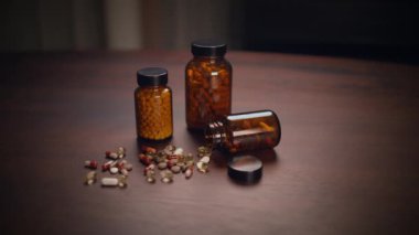 Masada sergilenen kehribar ilaç şişeleri ve kapsüllerinin bir koleksiyonu, sağlık ve sağlığın faydalarını gösteriyor.