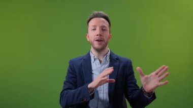 Genç yakışıklı içerik yaratıcısı canlı yayında koçluk videosunda takım elbise giyiyor.