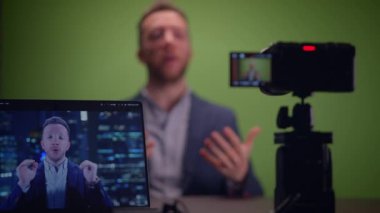 Yetenekli bir yaratıcı etkili video üretimi ve büyüleyici içerik oluşturma için yeşil ekran teknolojisi kullanır